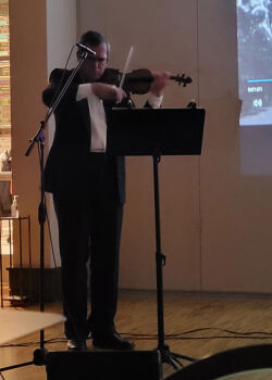 Stan Antonévich performing the theme from Schindler’s List